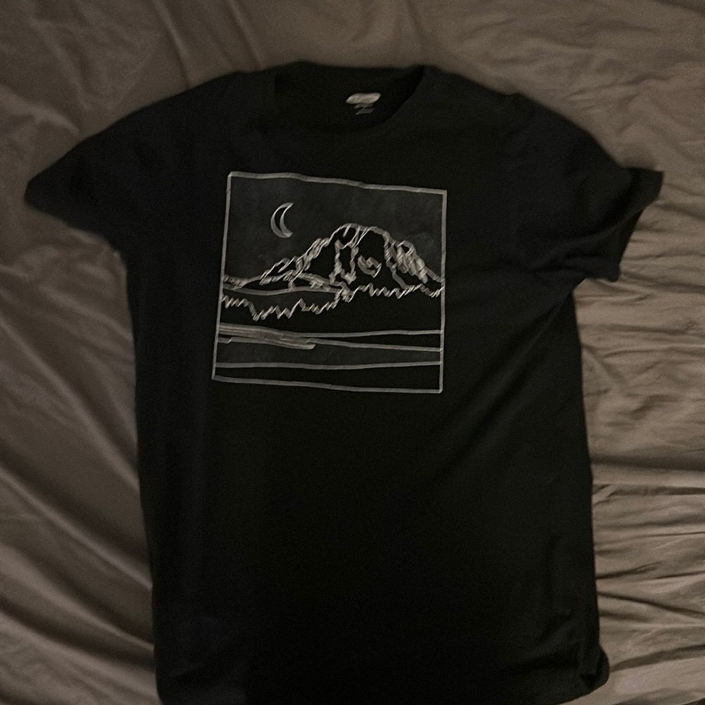 black old navy t-shirt with design
